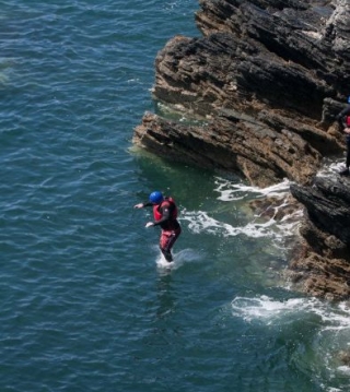  Emocionanle salto de acantilado 